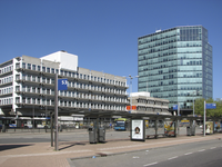 905324 Gezicht op het streekbusstation op het Stationsplein te Utrecht, met rechts de Katreinetoren.